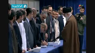 لحظه رای دادن رهبر معظم انقلاب